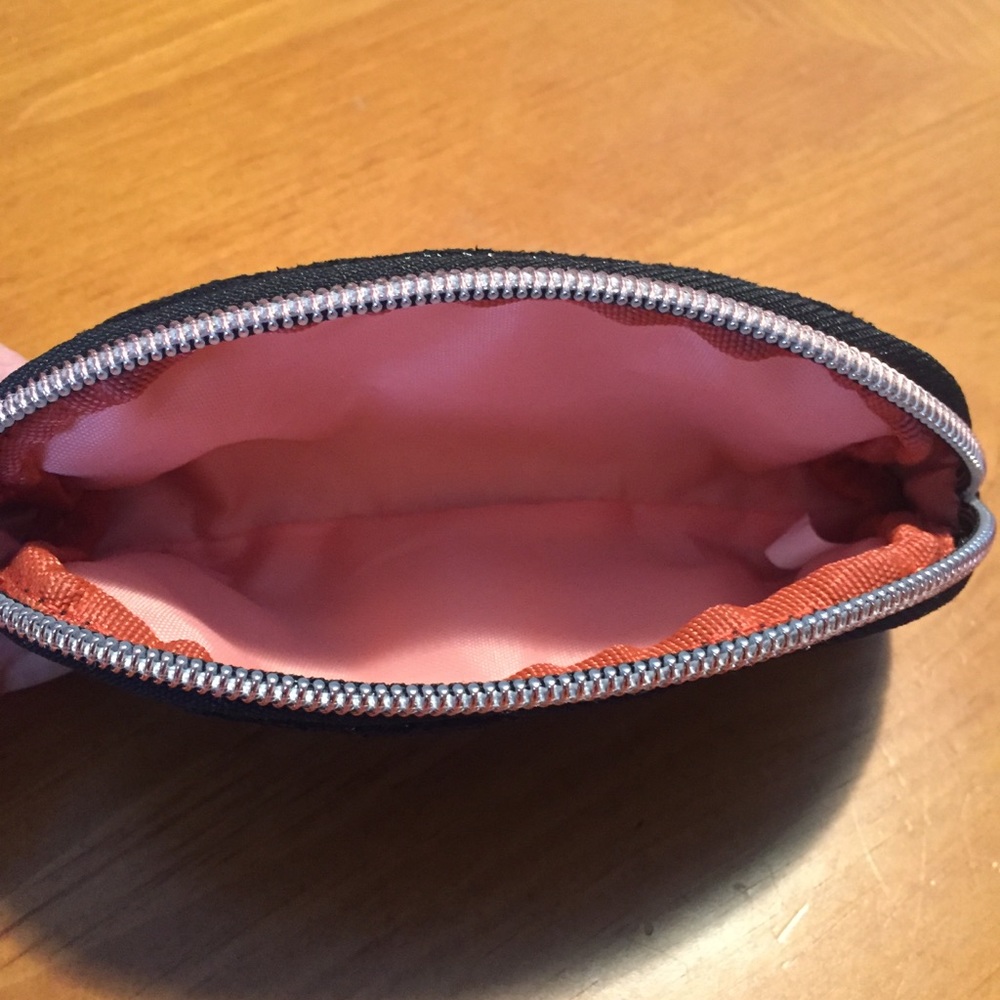 MAC Cosmetic Bag👄💄💋 - Picture 5 of 8
